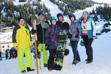 Foto mit LAK-Präsidium und drei Teilnehmerinnen