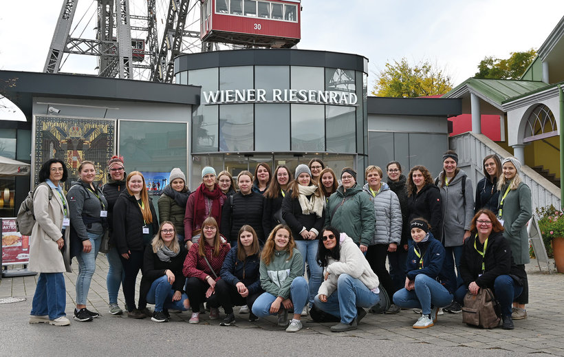 Gruppenfoto der NÖ Dorfhelferinnen vor dem Riesenrad im Wiener Prater