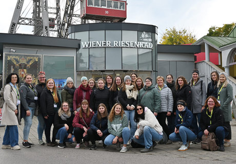 Gruppenfoto der NÖ Dorfhelferinnen vor dem Riesenrad im Wiener Prater