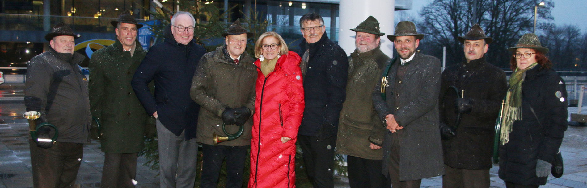 LH Johanna Mikl-Leitner und Präsident Andreas Freistetter beim Gruppenfoto mit der Jagdhornbläsergruppe Oberhöfen